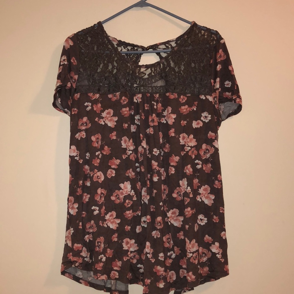 FLORAL LACE TEE!